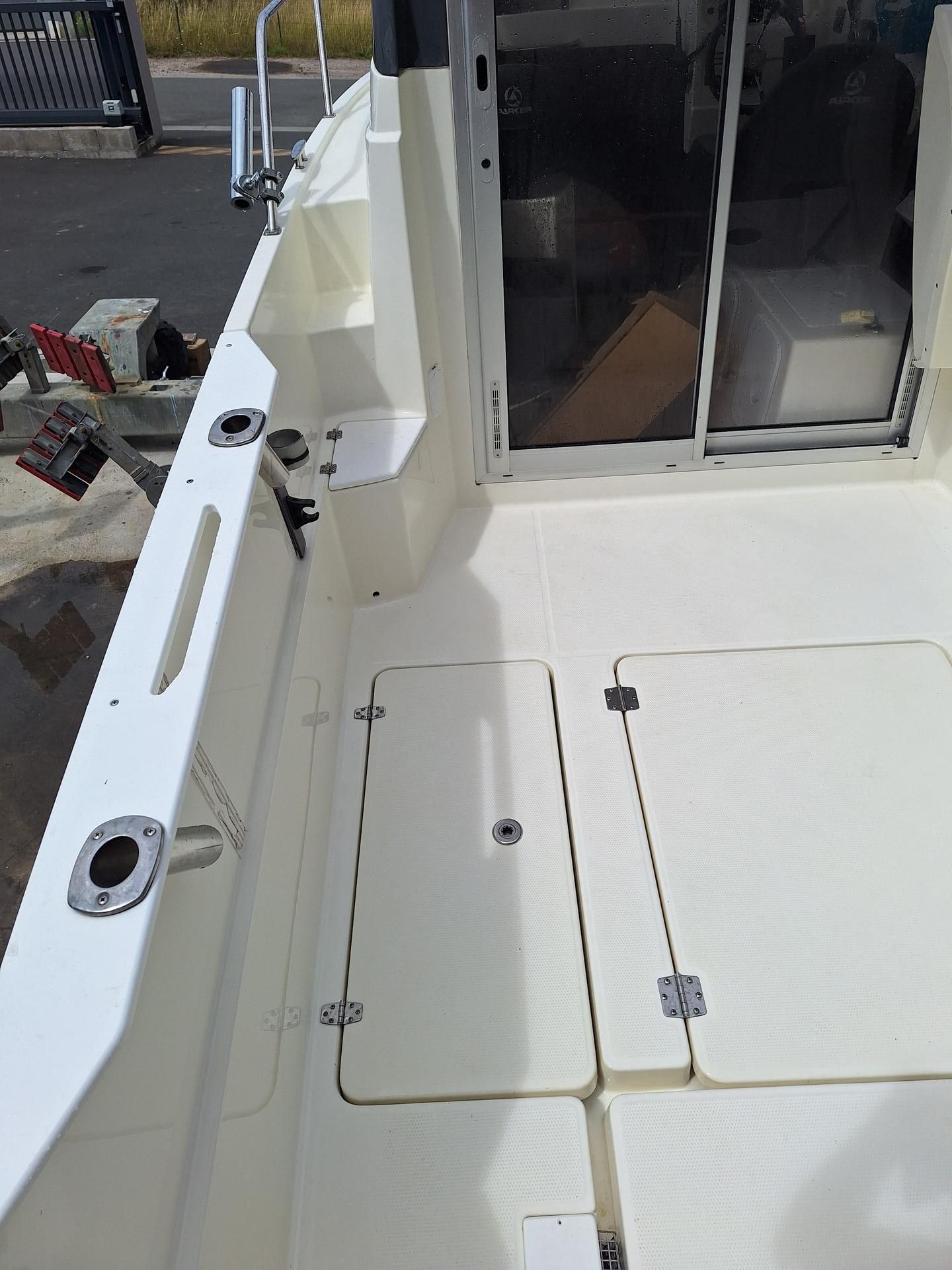 slider 4 Parker  660 Pilothouse